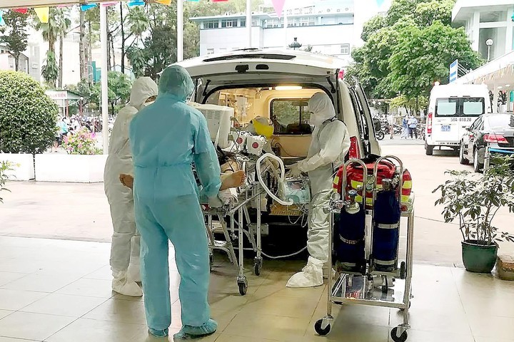  
Bệnh nhân số 91 được chuyển tới Bệnh viện Chợ Rẫy chiều ngày 22/5 (Ảnh: Báo Sài Gòn Giải Phóng)