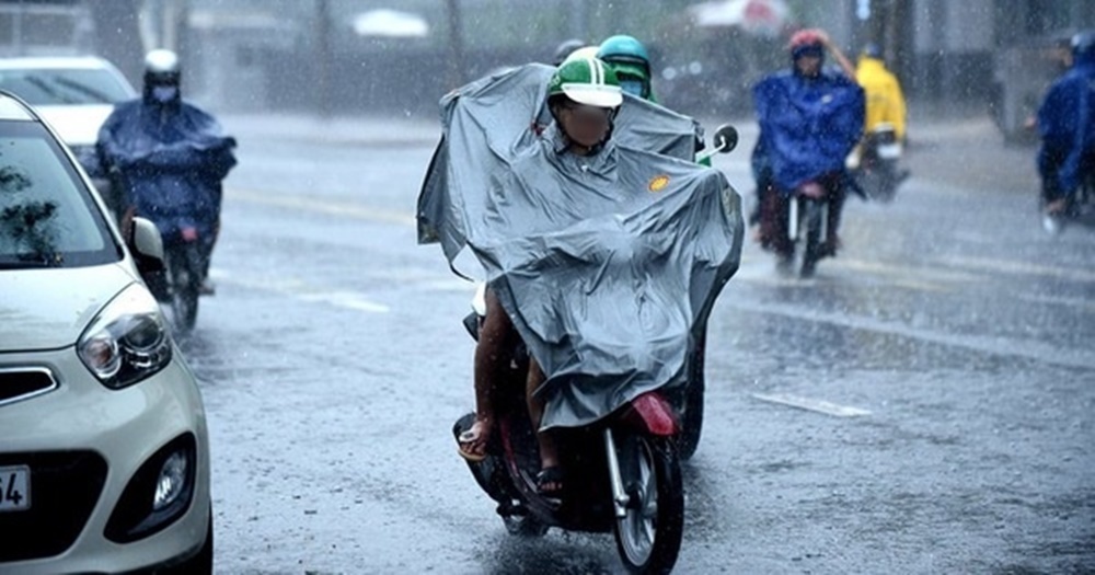  
Mọi người di chuyển khó khăn trong trời mưa lớn (Ảnh minh họa: Tuổi Trẻ Online)