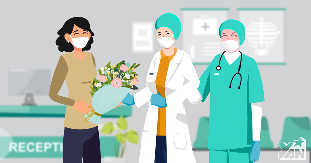  
Các bệnh nhân tặng hoa cảm ơn bác sĩ sau quá trình điều trị (Ảnh: YAN)