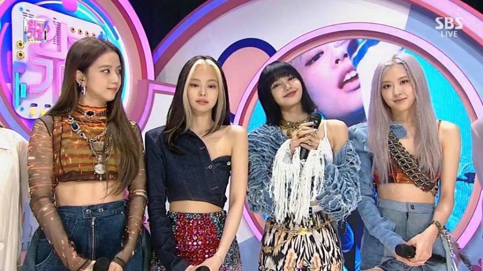 BLACKPINK diện outfit sexy lên sân khấu nhưng bị chê trang điểm nhạt