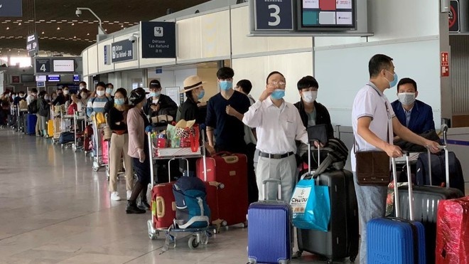  
Hành khách tại Pháp và các nước lân cận tại châu Âu chuẩn bị lên máy bay về Việt Nam (Ảnh: Bộ Ngoại giao)