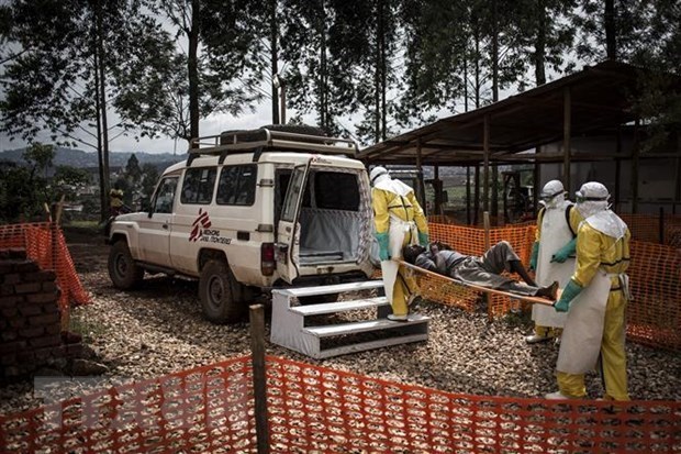  
Nhân viên y tế vận chuyển người bệnh mắc Ebola (Ảnh: AFP)