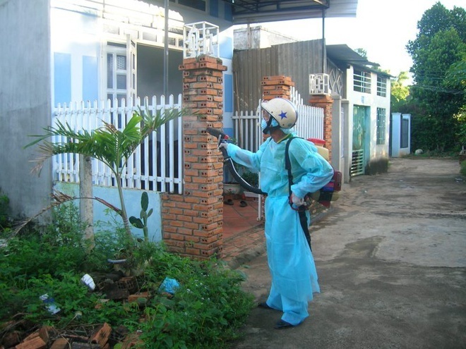  
Việt Nam phun thuốc để ngăn ngừa bệnh phát triển thành ổ dịch (Ảnh: Zing)
