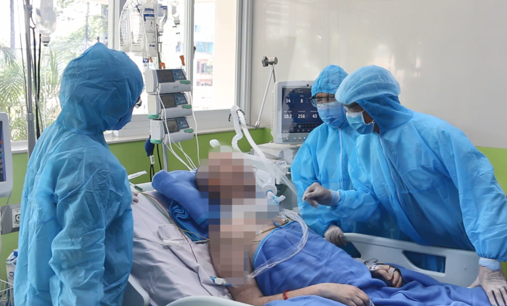  
Bệnh nhân 91 được các bác sĩ tại BV Chợ Rẫy hỏi thăm tình hình sức khỏe (Ảnh: Bệnh viện Chợ Rẫy)