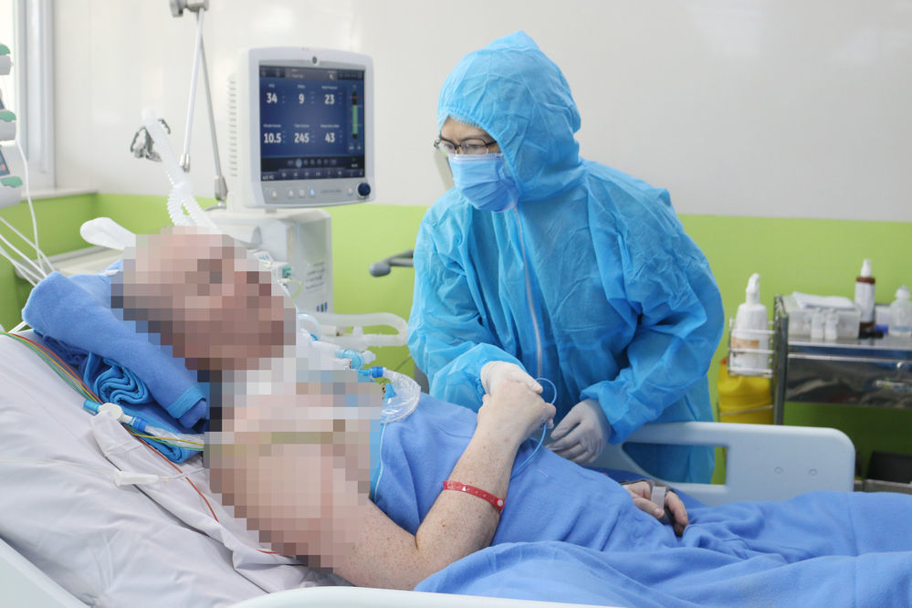  
Bệnh nhân 91 bắt tay với bác sĩ (Ảnh: Bệnh viện Chợ Rẫy)