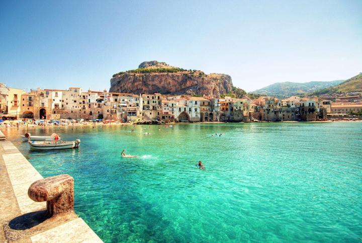  
Đảo Sicily (Italy) với dòng nước xanh mát khiến ai cũng mê mẩn. (Ảnh: Lonely Planet)