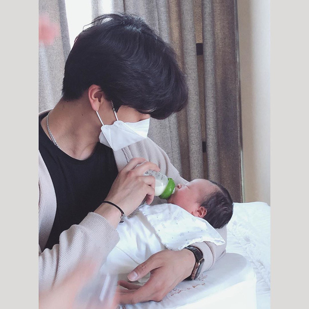 
Khoảnh khắc chăm con của chồng Ahreum chiếm "spotlight" trên mạng xã hội. Ảnh: Instagram