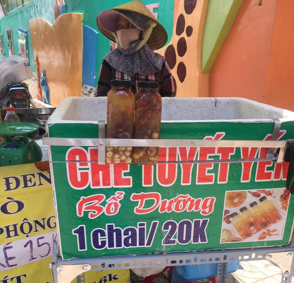  
Chè dưỡng nhan bán trên một số tuyến đường ở Thành phố Hồ Chí Minh với giá thành từ 10 đến 20 nghìn đồng/chai. (Ảnh: Tiền Phong)
