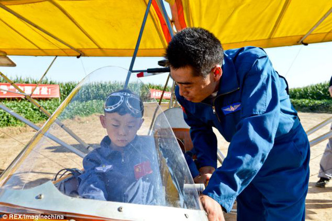  
Cậu bé Độ Độ 5 tuổi có thể lái máy bay 30 phút trên bầu trời Bắc Kinh. (Ảnh: Rex)