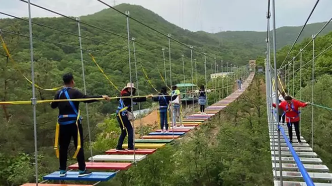  
Trò chơi cầu treo mạo hiểm xuất hiện tại khá nhiều khu du lịch của Trung Quốc.
