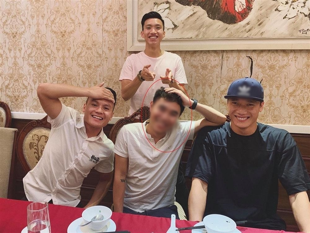  
Quang Hải trong một buổi hội họp cùng các đồng đội và người anh thân thiết. (Ảnh: FBNV).