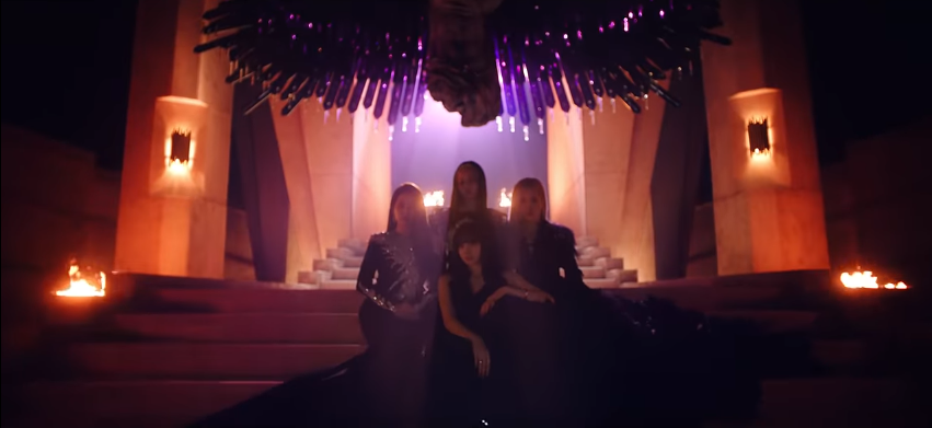  
4 cô gái xuất hiện trước tượng Nữ thần chiến thắng ngay đầu MV thể hiện sự quyền lực tối cao. Ảnh: Chụp màn hình