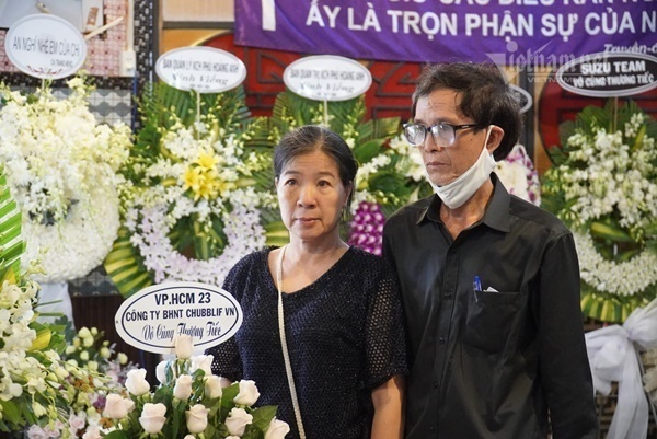  
Trong đám tang, ba mẹ Mai Phương đồng ý để Phùng Ngọc Huy nuôi Lavie (Ảnh: T.H) - Tin sao Viet - Tin tuc sao Viet - Scandal sao Viet - Tin tuc cua Sao - Tin cua Sao