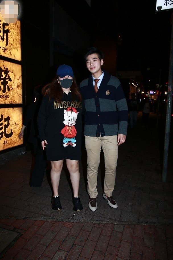  
Sau khi Hà Siêu Doanh mang thai, cặp đôi quyết định công khai quan hệ gây chấn động giới báo chí, truyền thông Macau lúc bấy giờ. (Ảnh: Macau Daily News)