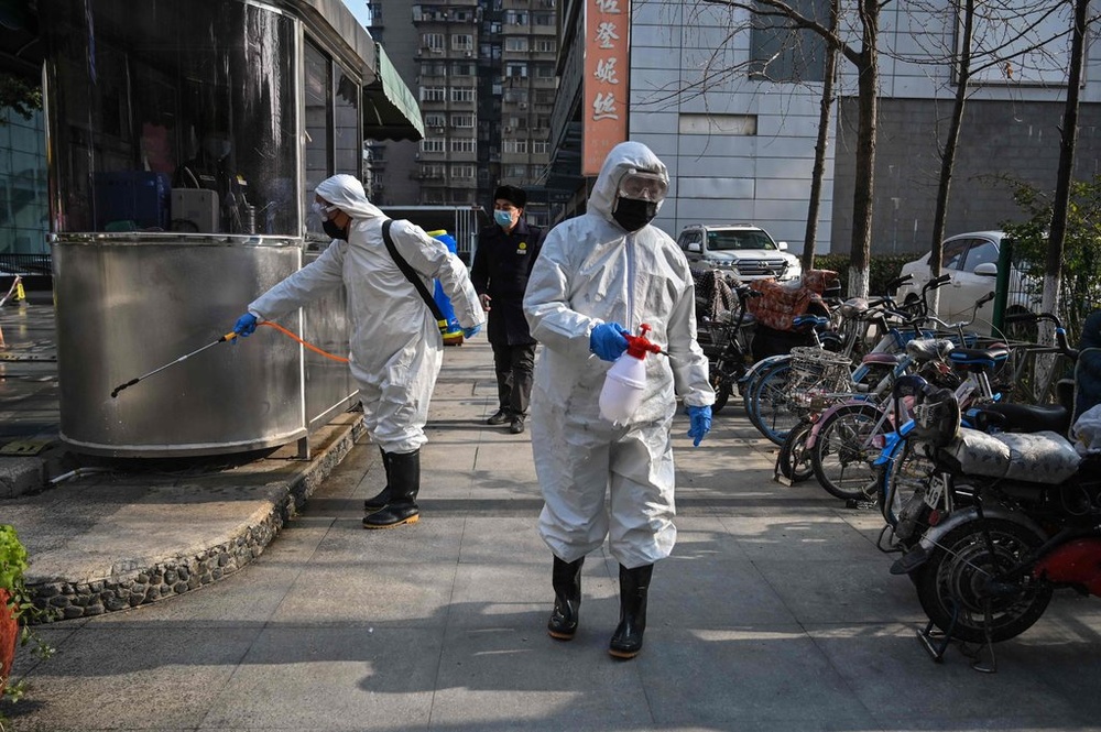 Đường phố tại Vũ Hán được phun thuốc khử trùng để phòng chống Covid-19 (Ảnh: AFP)