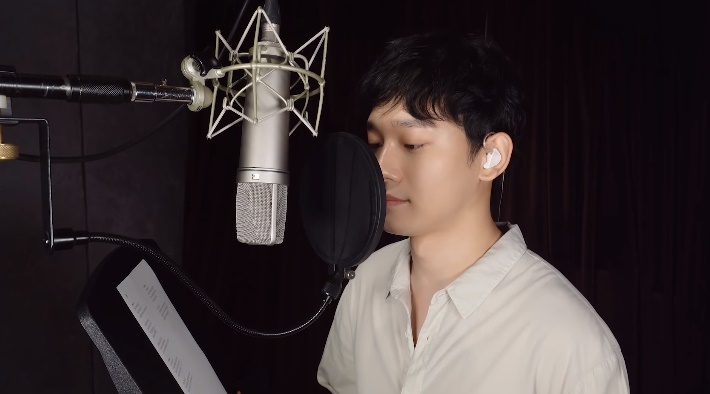  
Chen thu âm cover ca khúc Breathe và chia sẻ trên YouTube cá nhân. Ảnh: Chụp màn hình
