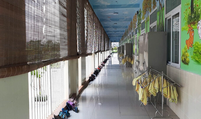 Trường Tiểu học Lê Quý Đôn lắp rèm che toàn bộ hành lang (Ảnh: VnExpress)