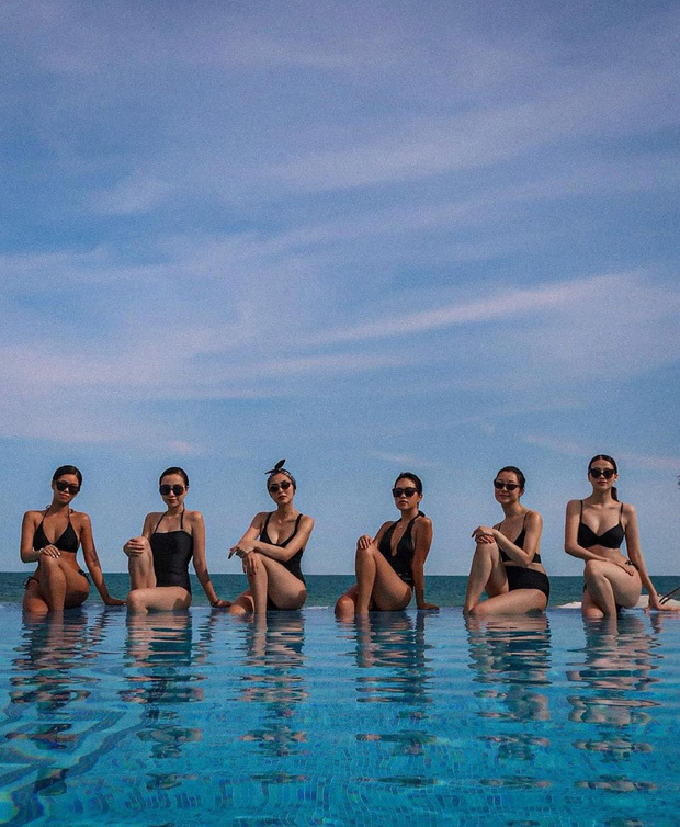  
Các người đẹp cùng diện bikini đen, đeo mắt kính thả dáng bên hồ bơi. (Ảnh: Instagram nhân vật)