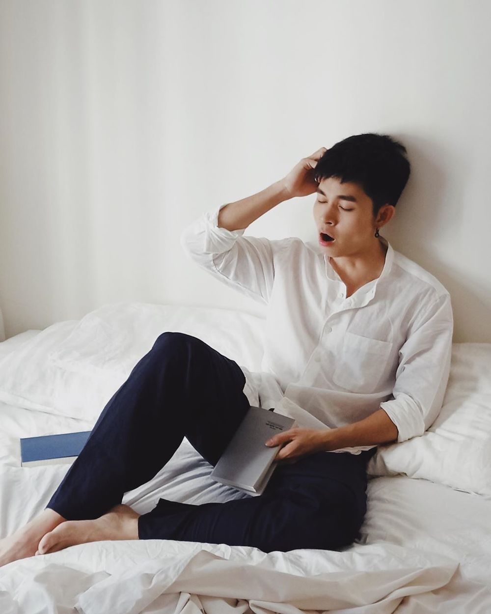  
Jun Phạm đơn giản với sơ mi trắng, quần tây khi ở nhà cũng đủ khiến fan nữ "đổ gục". (Ảnh: Instagram nhân vật)