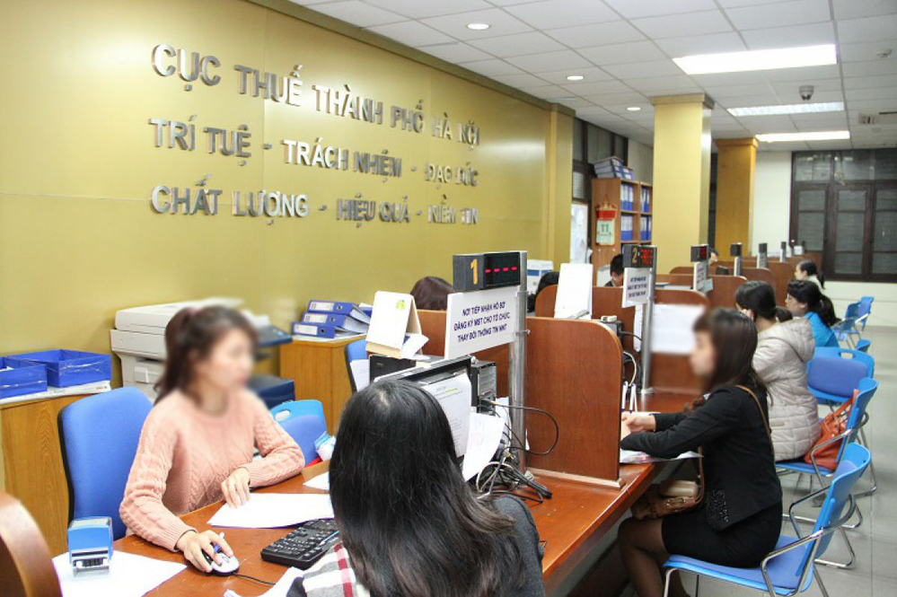  
Người dân tới làm việc tại Cục thuế Hà Nội (Ảnh: Đầu tư)