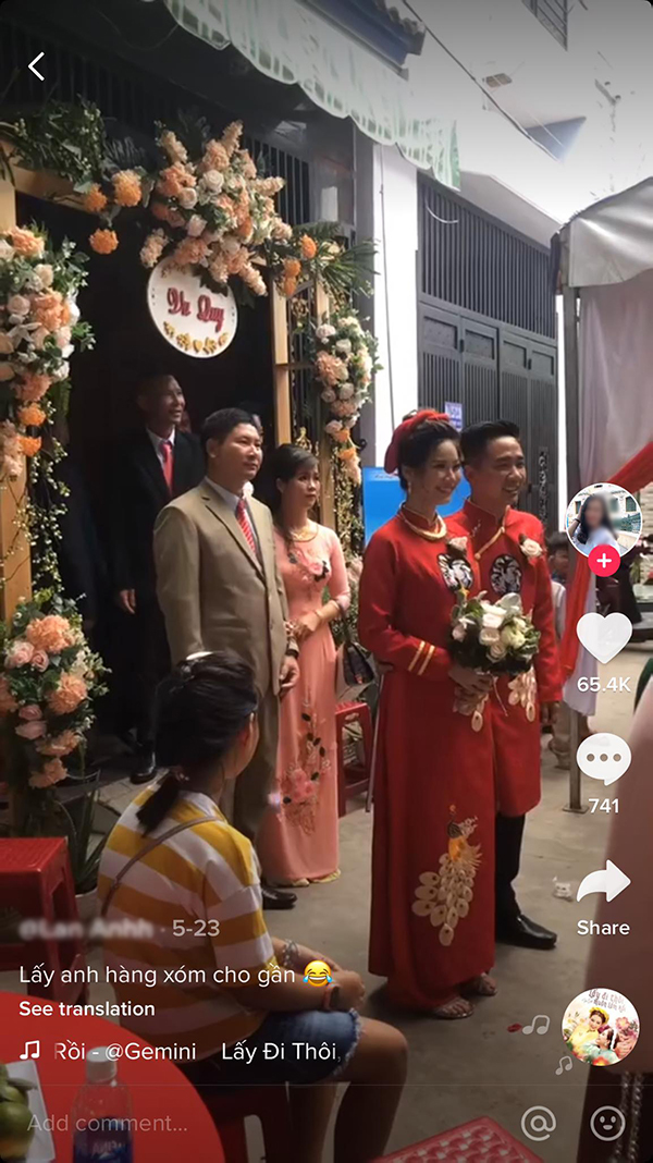 
Đám cưới của cặp đôi có nhà cô dâu và chú rể ở đối diện nhau đang được đông đảo cộng đồng mạng quan tâm. (Ảnh chụp màn hình)