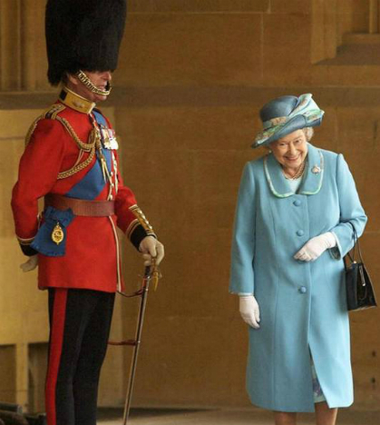  
Vì Nữ hoàng Elizabeth, Hoàng thân Philip sẵn sàng đánh đổi vị trí Hoàng tử có cơ hội thừa kế ngai vàng để làm "thị vệ" bên cạnh người ông yêu. (Ảnh: Daily Mail)