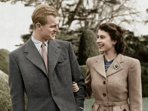 
Nữ hoàng Elizabeth II là người kế vị cao quý còn Hoàng thân Philip lại mang thân phận "hoàng tử lưu vong" khi gặp nhau. (Ảnh: Daily Mail)