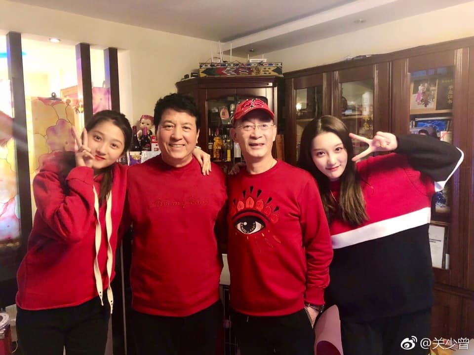  
Tháng 10/2019, mạng xã hội xứ Trung "bùng nổ" với hình ảnh xinh đẹp hiếm hoi của Chương Đồng Đồng (ngoài cùng bên phải) được chia sẻ. (Ảnh: Weibo)  