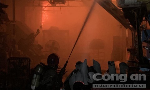  
Lực lượng chữa cháy dập lửa ngay trong đêm (Ảnh: Công an TP.HCM)