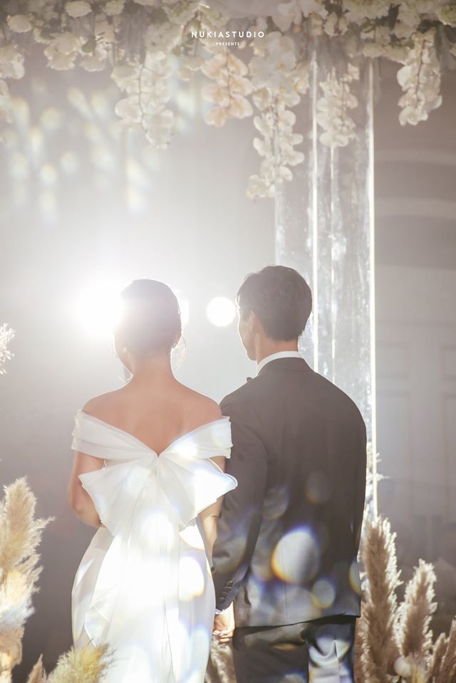  
Công Phượng và Viên Minh luôn nắm chặt tay nhau trong buổi lễ đính hôn. (Ảnh: FBNV).
