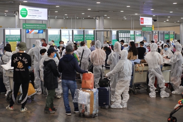  
Nhiều người trang bị đồ bảo hộ khi đến sân bay (Ảnh: Bảo vệ Pháp luật)