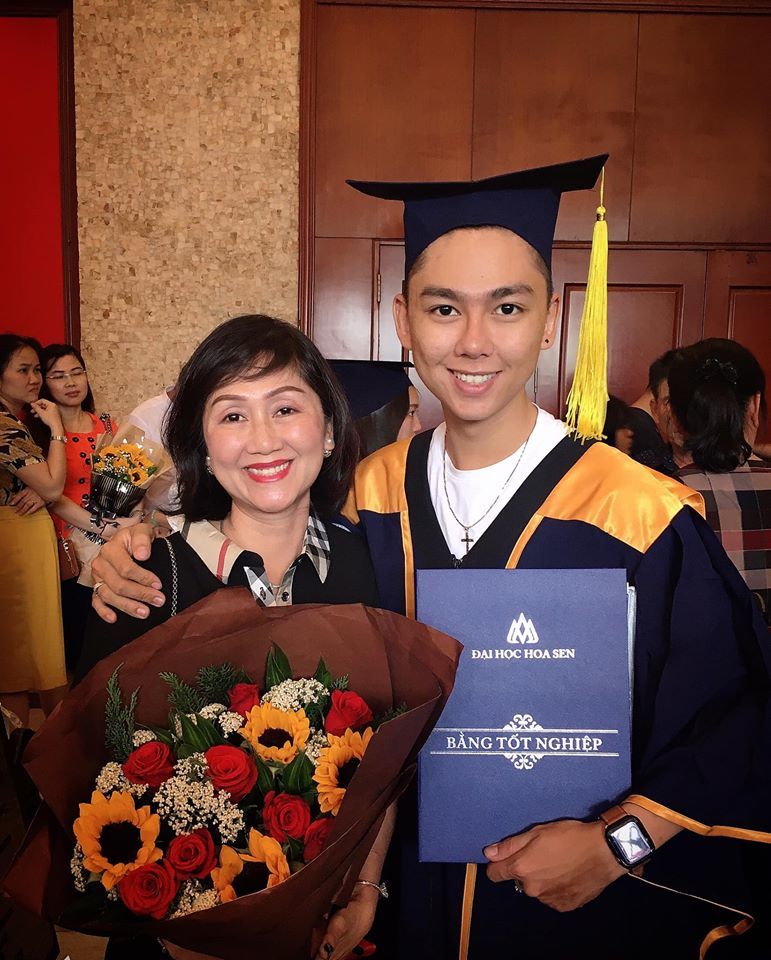  
Nguyễn Đức Tài và mẹ trong ngày tốt nghiệp của mình. Ảnh: NVCC