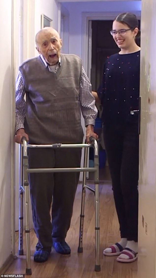  
Cụ ông Dumitru Comanescu (111 tuổi) và hiện là người đàn ông cao tuổi nhất thế giới. (Ảnh: Kknews)