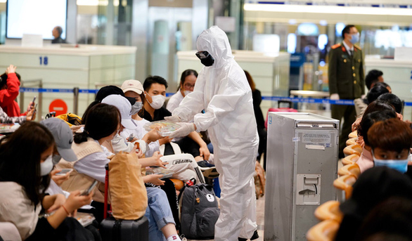  
Hành khách đi máy bay được nhân viên y tế tại sân bay tiến hành kiểm tra sức khỏe. (Ảnh: Tạp Chí Hàng Không Việt Nam)