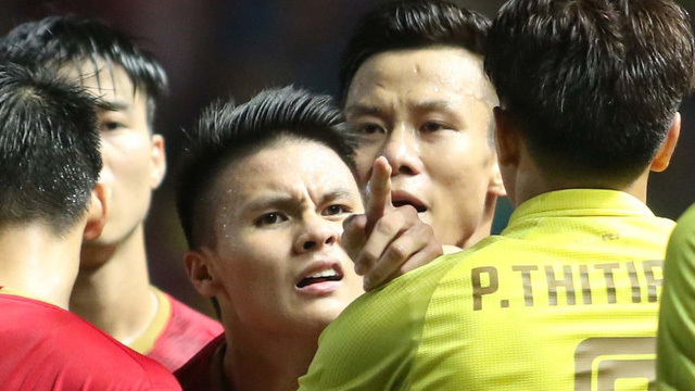  
Chẳng phải Quang Hải đã từng được khen khi chỉ mặt cầu thủ khác để bảo vệ đồng đội ở King's Cup 2019 hay sao? (Ảnh: Troll Bóng Đá).