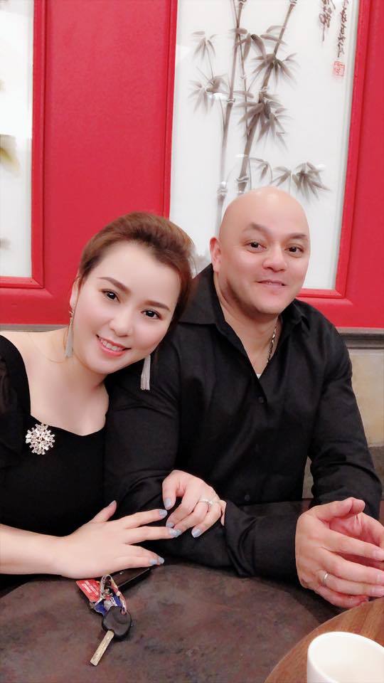  
Hoàng Oanh cùng chồng (Ảnh: FBNV).