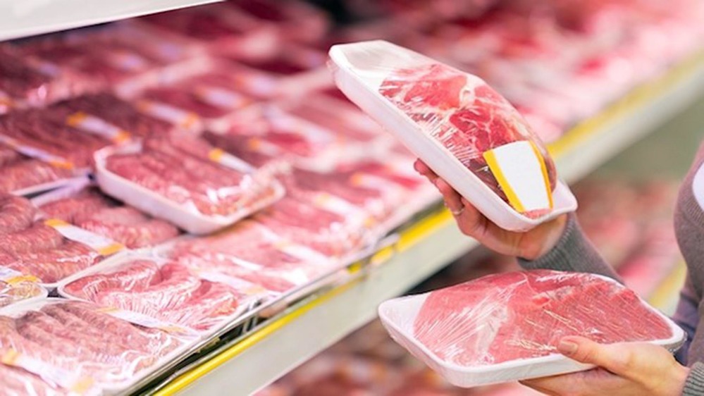  
Người tiêu dùng chọn mua thịt lợn trong siêu thị (Ảnh: Báo Giáo dục Thời đại)