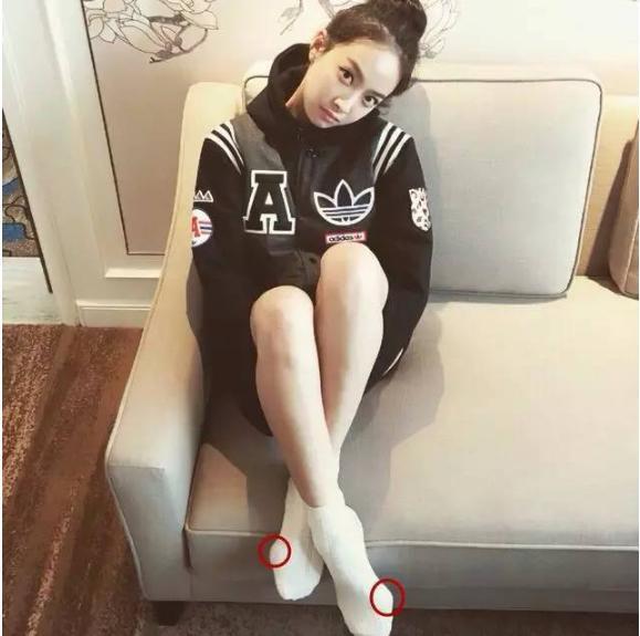  
Trong những bức ảnh đời thường, Victoria cũng để lội khuyết điểm của mình (Ảnh Weibo)