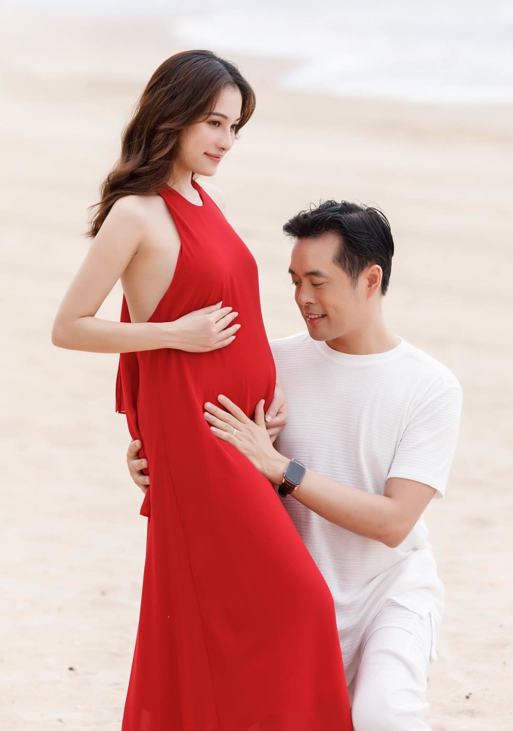  
Vợ chồng anh chọn cách đứng chụp ảnh trước bãi biển, nữ ca sĩ để lộ bụng bầu. (Ảnh: FBNV) - Tin sao Viet - Tin tuc sao Viet - Scandal sao Viet - Tin tuc cua Sao - Tin cua Sao