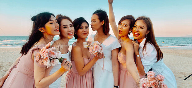  
Sự xuất hiện của dàn hot girl cùng thời với cô dâu Phanh Lee khiến hôn lễ đình đám này càng được chú ý. (Ảnh: I.G)