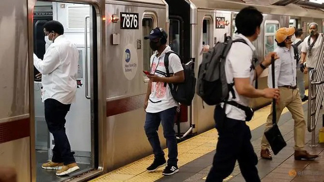 Hình ảnh mọi người đi tàu điện ngầm ở New York vào ngày đầu tiên hoạt động trở lại sau thời gian đóng cửa vì dịch Covid-19 (Ảnh: Reuters)