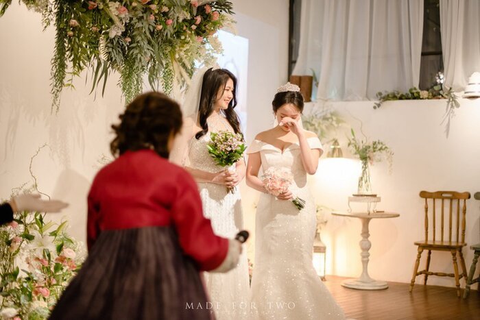 Vượt qua nhiều khó khăn, trở ngại từ phía gia đình, hai cô gái cũng chính thức kết hôn. (Ảnh: Hankook Ilbo​)