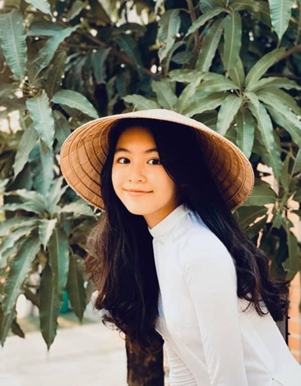  
Hình ảnh con gái Quyền Linh mặc áo dài "đốn tim" cư dân mạng.