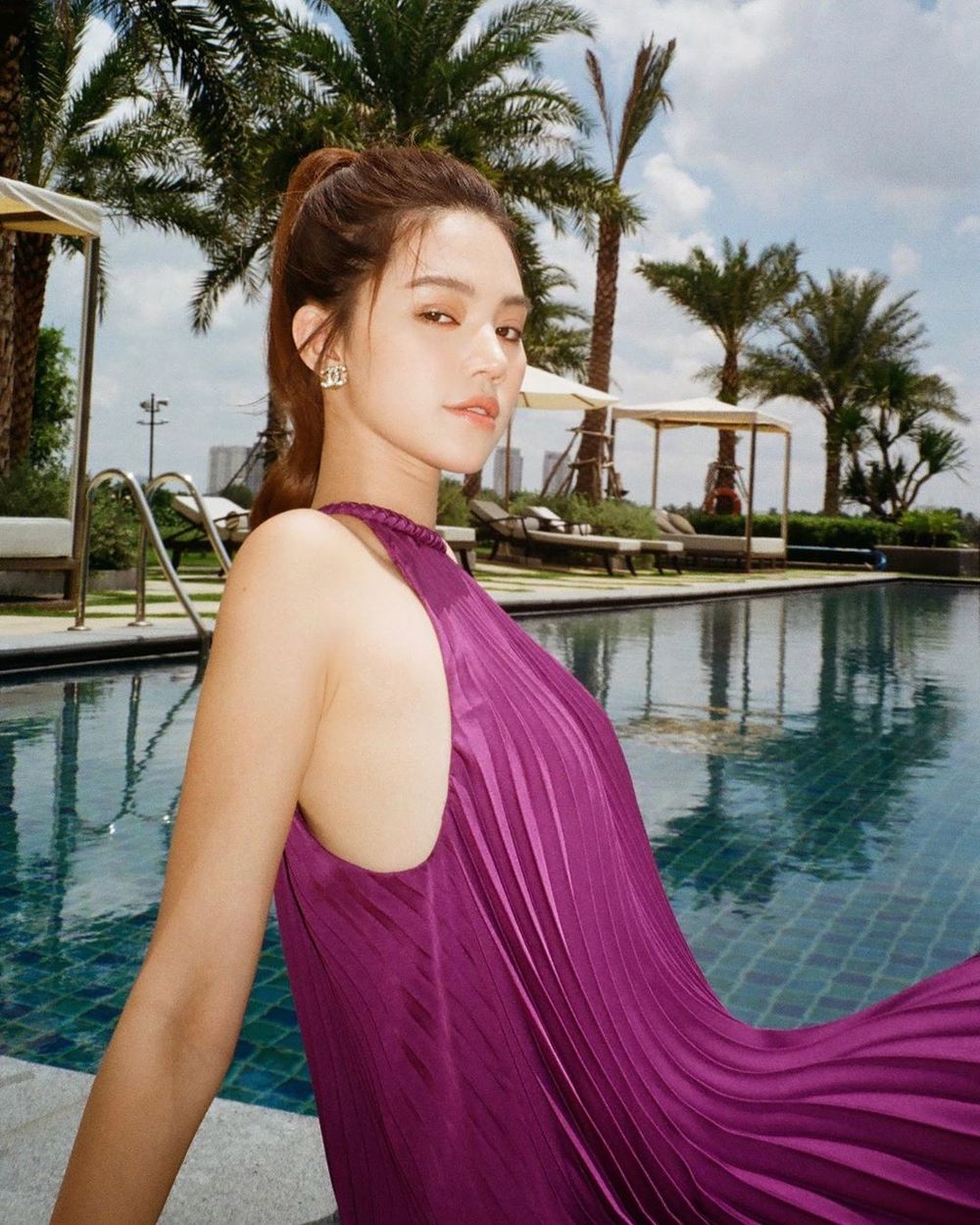  
Jolie Nguyễn khoe ảnh diện váy hai dây đi biển, nước ảnh chụp bằng máy phim giúp cô nàng thêm đặc biệt. (Ảnh: Instagram nhân vật)