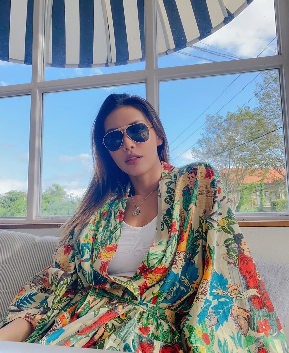  
Minh Tú vẫn đang kẹt ở Bali chưa thể về nước, outfit hôm nay cô chọn là áp croptop trắng phía trong và áo choàng đủ màu sắc, họa tiết nhiệt đới phía ngoài. (Ảnh: Instagram nhân vật)