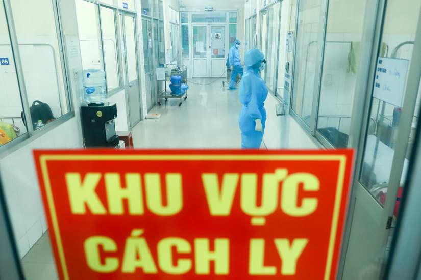  
Bác sĩ làm việc tại khu vực cách ly phải trang bị đồ bảo hộ (Ảnh: Đời sống Việt Nam)