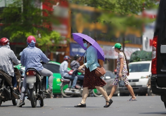  
Mọi người nên mang theo ô vì có thể che cả nắng lẫn mưa. (Ảnh: Dân Trí)