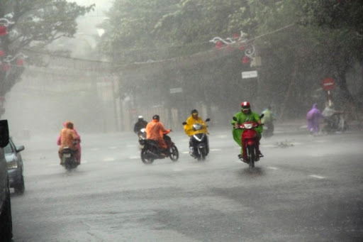  
Khu vực miền Trung, người dân cũng cần chuẩn bị áo mưa khi ra đường. (Ảnh minh họa: Thanh Niên)