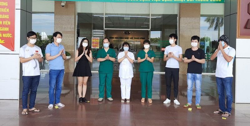  
6 bệnh nhân mắc Covid-19 được công bố khỏi bệnh tại Bệnh viện Bệnh Nhiệt đới Trung ương cơ sở 2, Hà Nội (Ảnh: VOV)