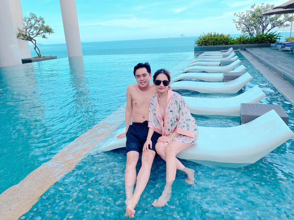  
Hai vợ chồng đang nghỉ dưỡng tại Nha Trang. (Ảnh: FBNV)